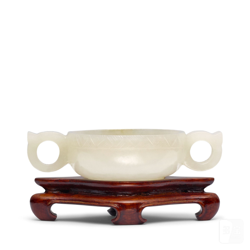 十八/十九世紀 白玉雕雙耳杯 帶木座 | A WHITE JADE HANDLED CUP - 图4